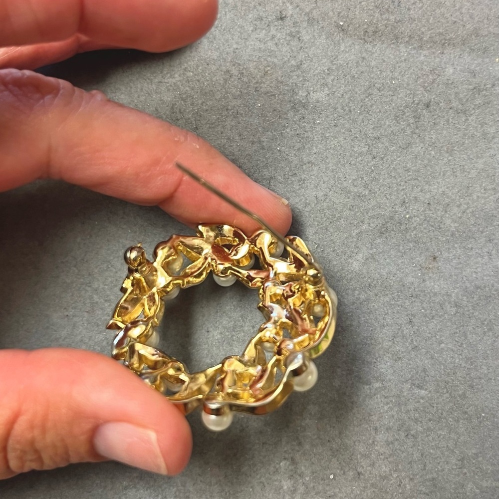 Vintage Crown Trifari brooch pin wreath leaves pearls gold tone VTG signed - Picture 7 of 7